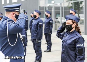 Policjantka oddaje honor Komendantowi Wojewódzkiemu Policji
