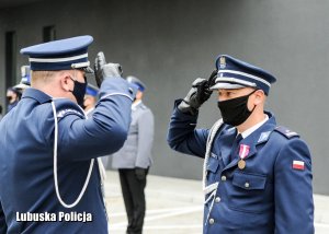 Policjant oddaje honor Komendantowi Wojewódzkiemu Policji