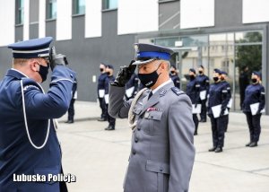 Policjant oddaje honor Komendantowi Wojewódzkiemu Policji