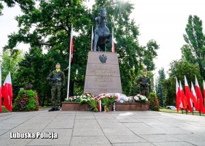 Żołnierze pełniący posterunek honorowy pod pomnikiem Marszałka Józefa Piłsudskiego.