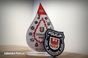 statuetka akcji i emblemat lubuskiej policji