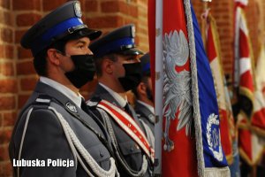 Policjanci pocztu sztandarowego