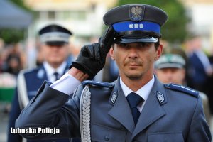 Salutujący policjant