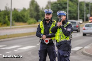 Policjanci drogówki kontrolują prędkość jadących pojazdów.