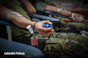 Żołnierz ściskający gumową piłeczkę przy oddawaniu krwi.
