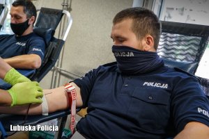 Policjanci podczas oddawania krwi.