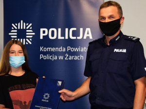 Dziewczynka z Komendantem Powiatowym Policji w Żarach