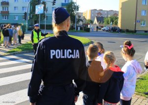 Policjantki z dziećmi przy przejściu dla pieszych