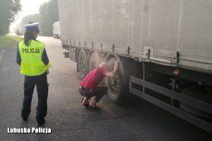 policjantka stoi przy ciężarówce