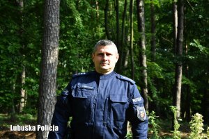 Policjant w poszukiwaniach osoby zaginionej w lesie