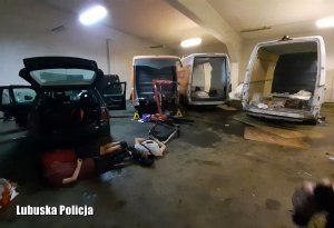 Zatrzymane osoby w garażu, w którym znajdują się skradzione mercedesy