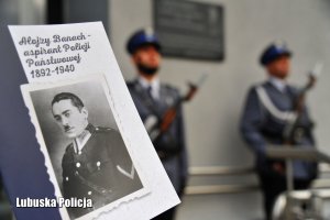 Broszura o Alojzym Banachu. W tle policjanci z posterunku honorowego