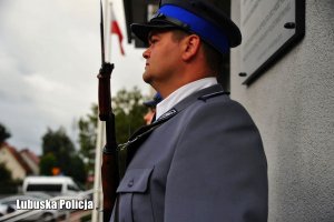 Policjant z posterunku honorowego