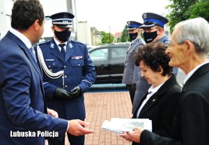 Policjanci oraz uczestnicy obchodów