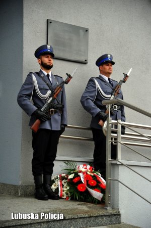 Policjanci przy posterunku honorowym