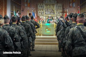 żołnierze w kościele