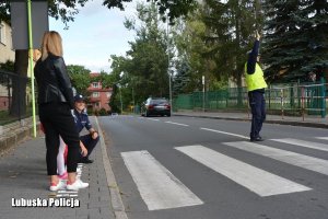 dzieci uczą się bezpiecznego zachowania przy przejściu dla pieszych