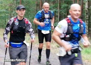 Mężczyźni podczas biegu w lesie.