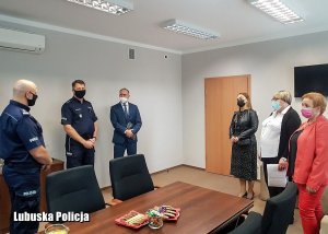 Policjanci, mężczyzna i trzy kobiety w pomieszczeniu w komendzie Policji.
