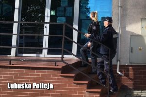 funkcjonariusze polskiej i niemieckiej Policji wchodzą do komendy