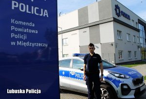 Policjant-dzielnicowy przed budynkiem Komendy Powiatowej Policji w Międzyrzeczu