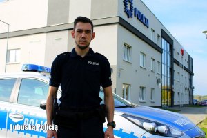 Policjant przed budynkiem komendy Powiatowej Policji w Międzyrzeczu