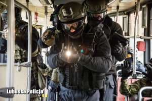 policyjni kontrterroryści szturmują tramwaj