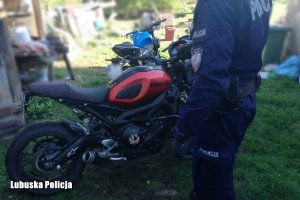 policjant i odzyskane motocykle