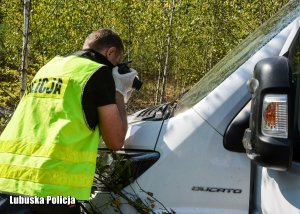 policjant prowadzi oględziny pojazdu
