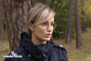 policjantka udziela wywiadu w lesie