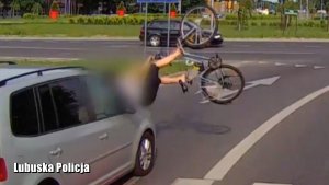 Zrzut z kamery samochodowej, przedstawiający potrącenie rowerzysty przez pojazd.