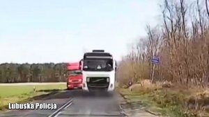 Zrzut z kamery samochodowej, przedstawiający dwa pojazdy ciężarowe na drodze.