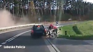 Zrzut z kamery samochodowej, przedstawiający potrącenie rowerzysty przez samochód.