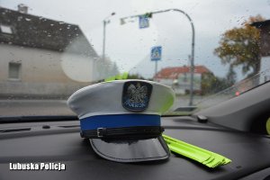 policyjna czapka i odblask w radiowozie