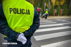 policjanci obserwujący ruch przy cmentarzu