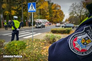 policjanci obserwujący ruch przy cmentarzu