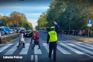 policjanci kierują ruchem