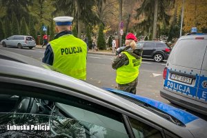 policjanci obserwujący ruch przy cmentarzu