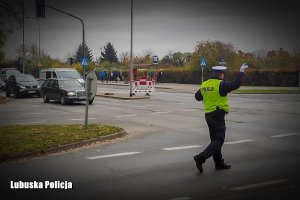 policjant kierują ruchem