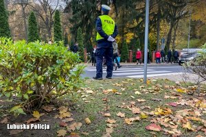 policjanci obserwujący ruch przy cmentarzu