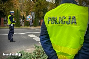 policjanci obserwujący ruch przy cmentarzu