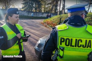 policjanci podczas kontroli drogowej