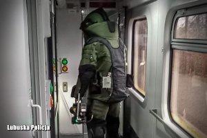 Policyjny pirotechnik w pociągu
