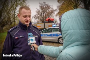 Rzecznik prasowy Policji ze Świebodzina podczas wywiadu