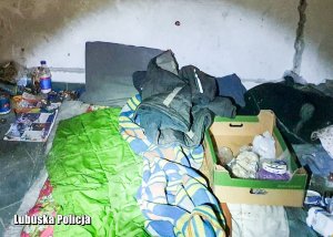 Miejsce przebywania osoby bezdomnej - koce i poduszka leżące na podłodze.