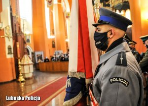 Poczet sztandarowy Policji w kościele.