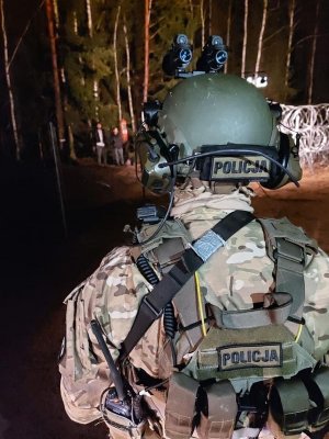 policjant kontrterrorysta w pełnym umundurowaniu taktycznym na granicy