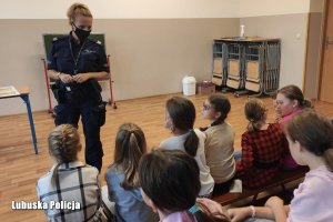 policjantka prowadzi w szkole zajęcia o bezpieczeństwie dla dzieci