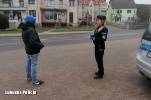 policjantka przeprowadza rozmowę z przechodniem