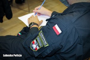 uczniowie klas policyjnych piszą test wiedzy